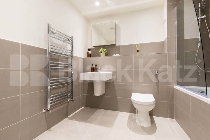 spacious 1 bedroom warehouse conversion with bi folding partition wall Tyssen Street - Springfield House, Dalston